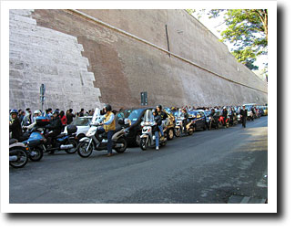 Line outside Musei Vaticani